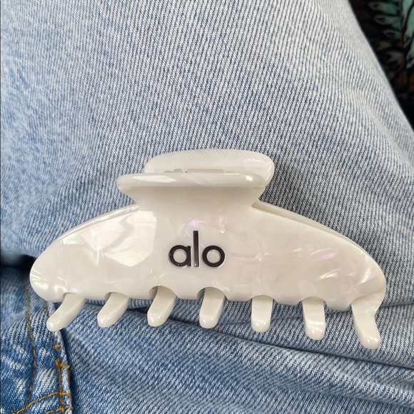 ALO Yoga 90s Claw Clip Pearl White Hair Accessory Gym - Picture 5 of 8